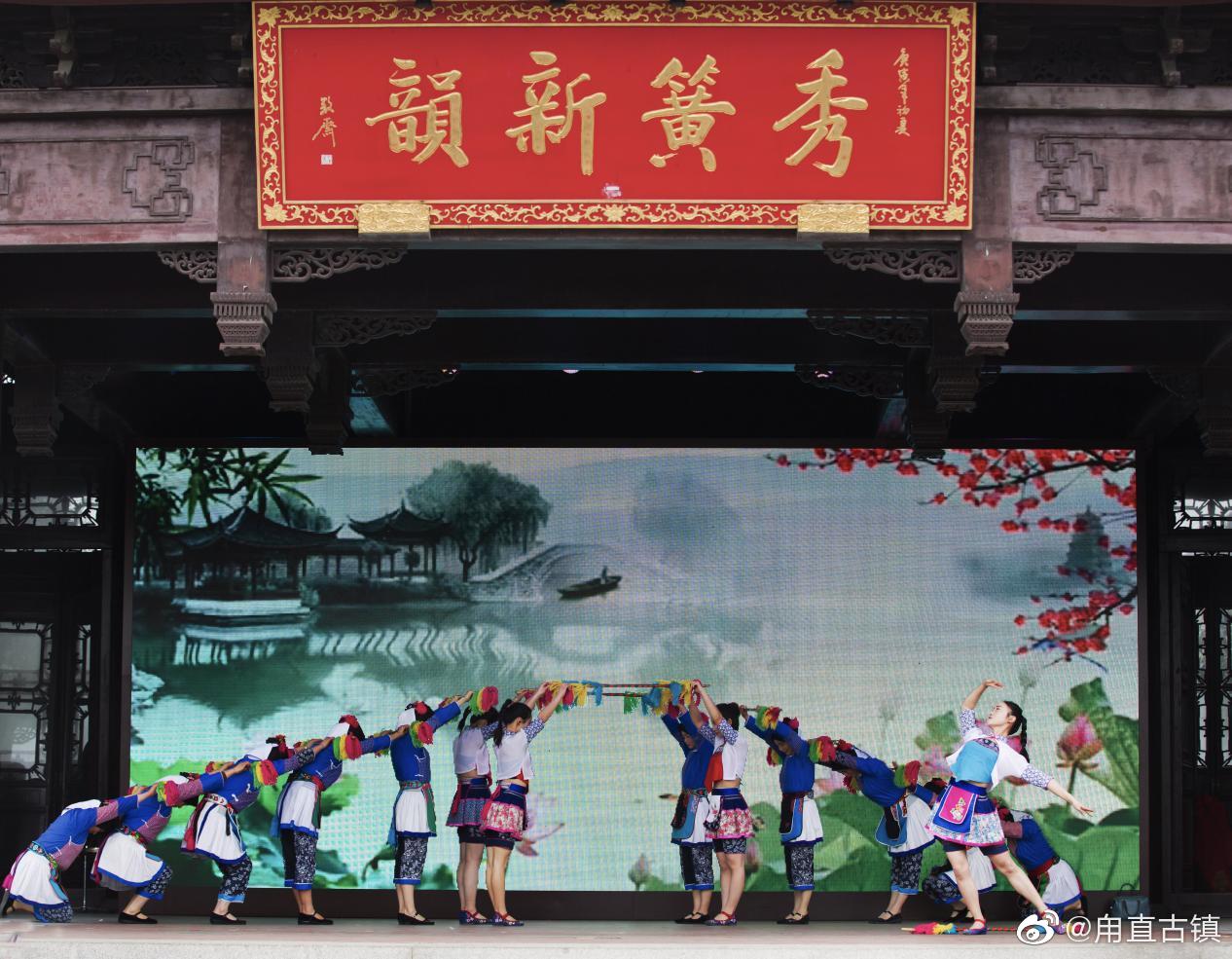 江南文化园的古戏台总会上演精彩的打连厢表演，来了甪直一定要试穿那一身柔情似水的甪直水乡妇女服饰!