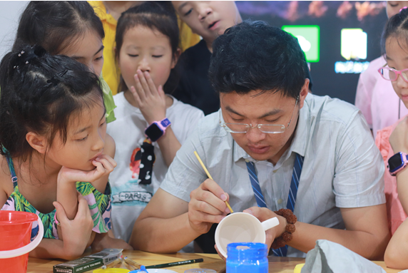 三峡启航艺术同学们在陶艺室学习釉下彩绘制