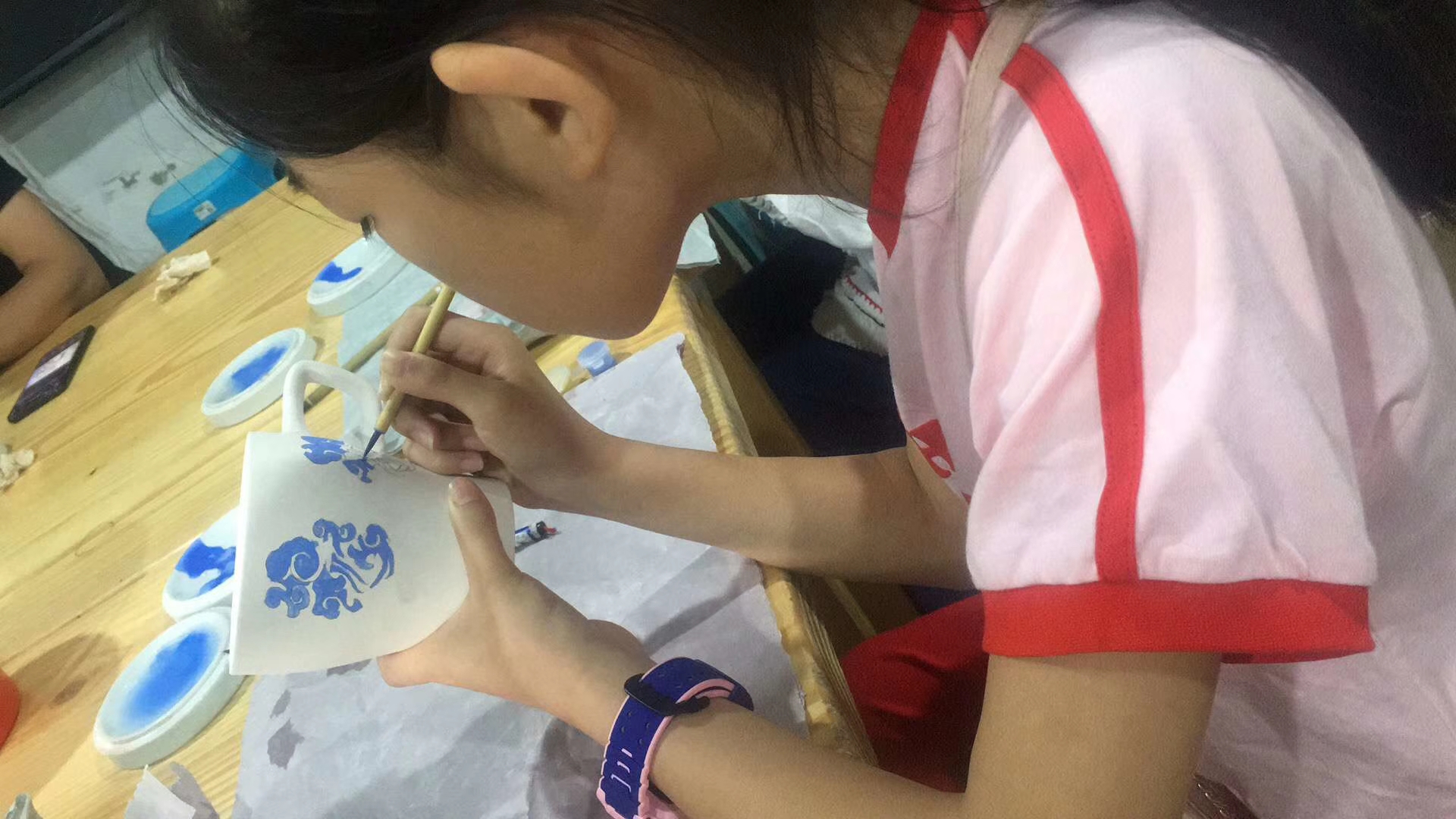 三峡启航艺术同学们在陶艺室画釉下彩